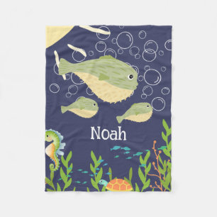 Cobertor De Velo Peixe-pufe bonito num mar azul profundo.