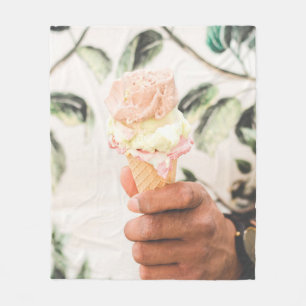 Cobertor De Velo Pessoa que segura um cone de sorvete com três sabo