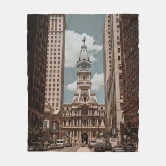 COBERTOR DE VELO PESSOAS CAMINHANDO NA RUA PERTO DE EDIFÍCIOS DE AL