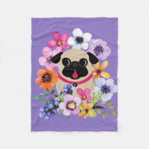 Pug da jovem corça em flores do primavera