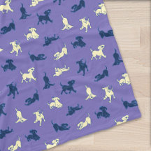 Puppies do laboratório amarelo e preto no fundo ro