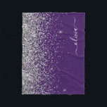 Cobertor De Velo Roxo Silver Glitter Girly Monographic Nome<br><div class="desc">Silver e Purple Faux Sparkle Monogramas Nome e Folheto Inicial. Isto faz o doce e perfeito aniversário de 16 anos,  casamento,  chá de panela,  aniversário,  chá de fraldas ou festa de solteira presente para alguém que ama luxo de luxo e estilos quíticos.</div>