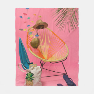 Cobertor De Velo Sacudir azul ao lado da cadeira