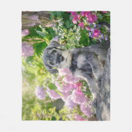Cobertor De Velo Schnauzer Puppy Padrão em um Jardim Flor