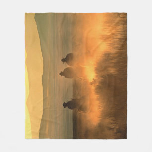 Cobertor De Velo Trio Cowboy: Galope de Fundo Montanhoso.