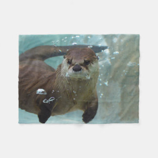 Cobertor De Velo Uma natação bonito da lontra de Brown em uma
