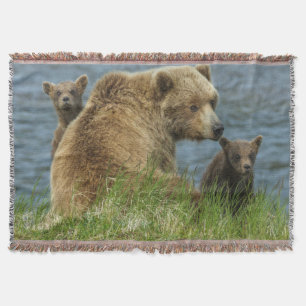 Cobertor Dois Filhotes de Urso Pardo com a Mãe perto da Águ