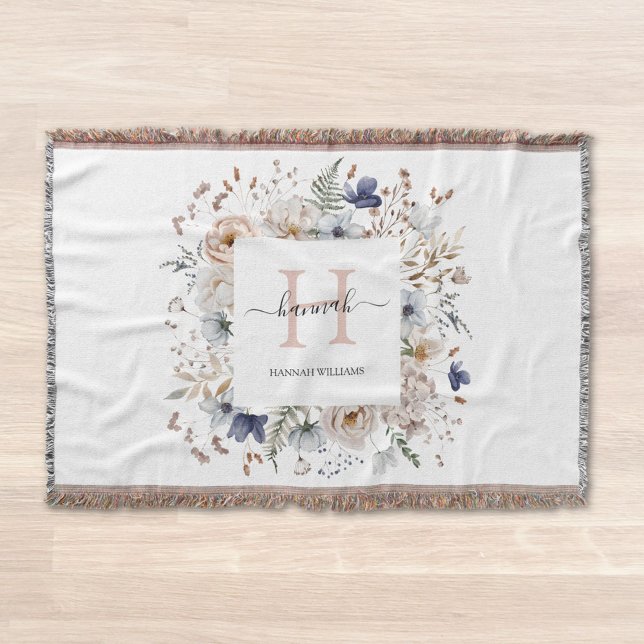 Cobertor Elegant Monogram Pretty Beige Blue Flowers Floral (In situ)