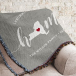 Cobertor Estado de Nova Iorque Personalizado<br><div class="desc">Mostre algum orgulho do estado de casa com esta fofa cinza rustica lançando cobertor com "casa" em letras brancas de escrita de caligrafia com um mapa da silhueta do estado de Nova Iorque em pé para a letra "O". Um dentro de ilustração do coração vermelho no mapa do estado completa...</div>