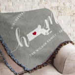 Cobertor Estado inicial de Massachusetts Personalizado<br><div class="desc">Mostre algum orgulho do estado de casa com esta fofa cinza rustica lançando cobertor com "casa" em letras brancas de escrita de caligrafia com um mapa da silhueta do estado de Massachusetts em pé para a letra "O". Um dentro de ilustração do coração vermelho no mapa do estado completa o...</div>