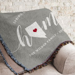 Cobertor Estado inicial de Nevada personalizado<br><div class="desc">Mostre algum orgulho do estado doméstico com esta fofinha cinza rustica jogando cobertor com "casa" em letras brancas de escrita de caligrafia com um mapa da silhueta do estado de Nevada em pé para a letra "O". Um dentro de ilustração do coração vermelho no mapa do estado completa o design;...</div>