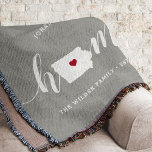 Cobertor Estado inicial do Iowa personalizado<br><div class="desc">Mostre algum orgulho do estado doméstico com esta fofinha cinza rustica jogando cobertor com "home" em letras brancas de escrita de caligrafia com um mapa da silhueta do estado de Iowa em pé para a letra "O". Um dentro de ilustração do coração vermelho no mapa do estado completa o design;...</div>
