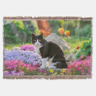 Cobertor Gato branco-preto em um jardim de flores coloridas