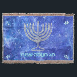 Cobertor Hanukkah Snowstorm Menorah<br><div class="desc">Uma menorah Hanukkah de ouro brilhante e "Chag Chanukkah Sameach" (Feliz Hanukkah) em texto azul e branco brilhante sobrepôs-se a uma imagem fractal azul e branca que lembra os flocos de neve em uma tempestade.</div>