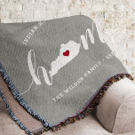 Cobertor Kentucky Home State Personalizado<br><div class="desc">Mostre algum orgulho do estado de casa com esta fofa cinza rustica lançando um cobertor com "casa" em letras brancas de escrita de caligrafia com um mapa da silhueta do estado de Kentucky em pé para a letra "O". Um dentro de ilustração do coração vermelho no mapa do estado completa...</div>
