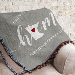 Cobertor Minnesota Home State Personalizado<br><div class="desc">Mostre algum orgulho do estado de casa com esta fofinha cinza rustica jogando cobertor com "casa" em letras brancas de escrita de caligrafia com um mapa da silhueta do estado de Minnesota em pé para a letra "O". Um dentro de ilustração do coração vermelho no mapa do estado completa o...</div>
