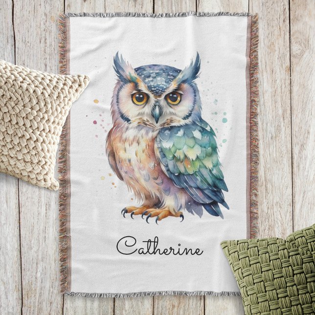 Cobertor Modern Watercolor Horned Owl Personalized (A throw blanket with picture of a horned owl in a watercolor style, personalized with a name)