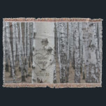 Cobertor País Personalizado Rustic Gravado Nomes de Coração<br><div class="desc">A arte rústica personalizada gravada no coração design apresenta uma árvore de latido de pássaros impressa com um coração esculpido que você pode personalizar adicionando seus nomes e embaixo dela, você pode adicionar sua data de casamento ou uma data especial. Isso daria um presente único de chá de casamento ou...</div>