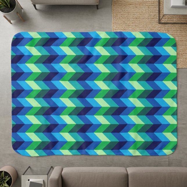 Cobertor Pequeno Sherpa com Ombre Chevrons Verde A (Blue Green Ombre Chevrons Small Sherpa Blanket on the floor of a modern style living room.)