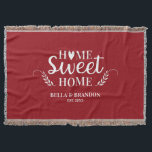 Cobertor Personalizado de Casal para Noiva e Noivo<br><div class="desc">Um cobertor aconchegante com as palavras Lar Doce Lar e seu nome e data de casamento. Personalize este cobertor vermelho e branco para um lindo presente de casamento. Outras cores disponíveis. Criado para você por Blackberry boulevard.</div>