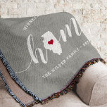 Cobertor Russo Personalizado do Estado Residencial do Illin<br><div class="desc">Mostre algum orgulho do estado de casa com esta fofa cinza rustica lançando cobertor com "casa" em letras brancas de escrita de caligrafia com um mapa da silhueta do estado de Illinois em pé para a letra "O". Um dentro cor-de-rosa para ilustração cardíaca no mapa do estado completa o design;...</div>