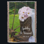 Cobertor Rustic Pink Daisies Cowboy Boots Western Wedes<br><div class="desc">Comemore uma cerimônia de casamento ao estilo rancho quando você personalizar o encantador Dia Rosa Russo e Boots Country Western Wedding com os nomes da noiva, noiva e cerimônia de noivo e casamento. Este cobertor de casamentos rural costume rústico apresenta uma fina fotografia floral de um par de botas de...</div>