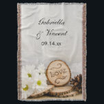 Cobertor Rustic White Daisies Woodland Casamento Keepsasael<br><div class="desc">O encantador Lançamento do Casamento Russo das Díssias Brancas Woodland faz um belo presente de mantenericórdia da natureza quando personalizado com os nomes da noiva e do noivo. Este estilo de madeira natural, costume, rústico, ou tema de floresta, cobertor de casamento apresenta uma fotografia floral acinzentada de flores margaridas brancas...</div>