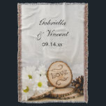 Cobertor Rustic White Daisies Woodland Casamento Keepsasael<br><div class="desc">O encantador Lançamento do Casamento Russo das Díssias Brancas Woodland faz um belo presente de mantenericórdia da natureza quando personalizado com os nomes da noiva e do noivo. Este estilo de madeira natural, costume, rústico, ou tema de floresta, cobertor de casamento apresenta uma fotografia floral acinzentada de flores margaridas brancas...</div>