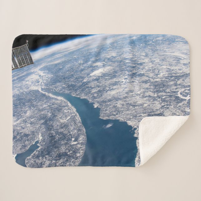 Cobertor Sherpa A Cratera Manicouagan E A Rua. (Frente (Horizontal))