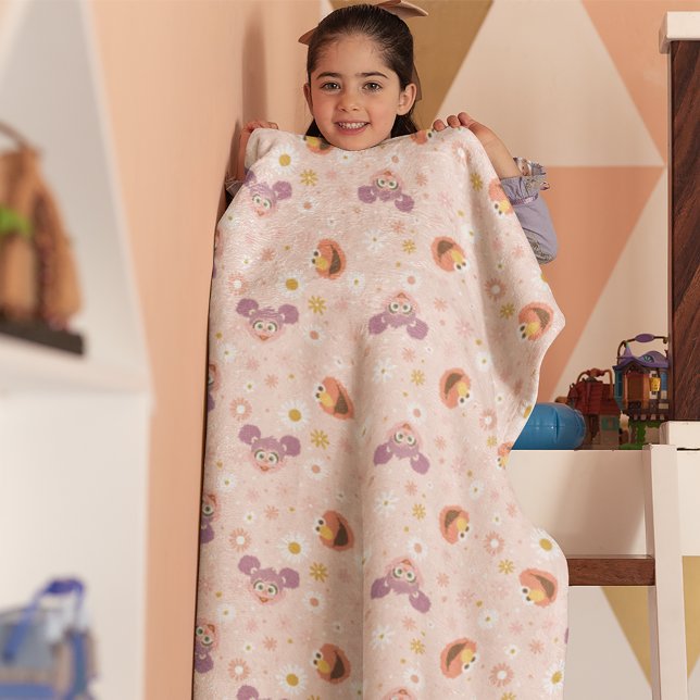 Cobertor Sherpa Abby Cadabby & Elmo | Padrão Florestal (Kid holding up blanket)