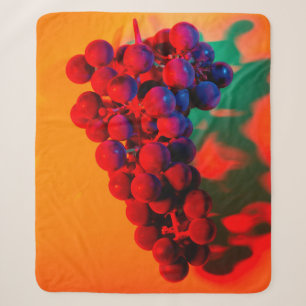 Cobertor Sherpa Agrupamento de uva azul em luz neon laranja. COMID