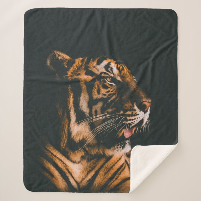 COBERTOR SHERPA AMIGO ADULTO DE TIGER PRONE LYING DENTRO DIM ROOM  (Frente)
