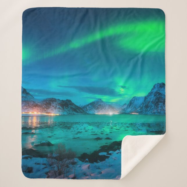 Cobertor Sherpa Aurora borealis over the sea coast, snowy mountain (Frente)