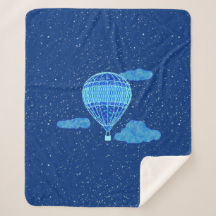 Cobertor Sherpa Balão de ar quente contra céu noturno em azul pr