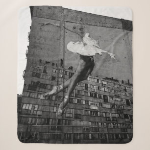 COBERTOR SHERPA BALLERINA NO MURAL DE VESTIDO BRANCO