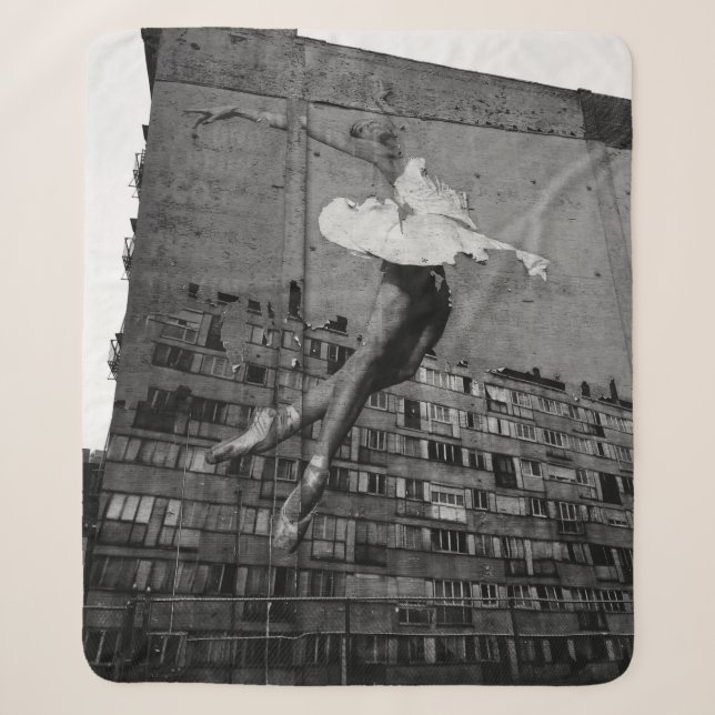 COBERTOR SHERPA BALLERINA NO MURAL DE VESTIDO BRANCO (Frente)