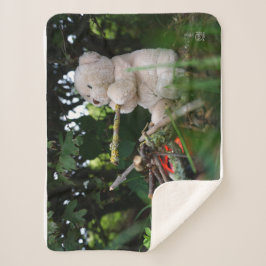 Cobertor Sherpa Beertje dat bij kampvuur zit.