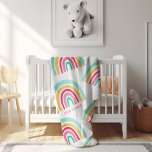 Cobertor Sherpa Bright Rainbows com o nome do bebê Colorido<br><div class="desc">Aproxime o quarto ou o berçário do seu filho com este cobertor colorido de sherpa macia e fofinho. Apresenta arco-íris felizes em cores brilhantes de aqua, amarelo-mostarda, rosa avermelhado, rosa médio e verde. Personalize com o nome do seu filho um delicioso cobertor decorativo que é suavemente quente, alegre e único...</div>