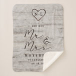 Cobertor Sherpa Carved Sweethearts, o Novo Sr. & Sra. Newlyweds<br><div class="desc">Madeira de passarinho russa talhada talhada com Cinza de Latido de árvore de passarinho branco e Design de de de passarinho branco, e um olhar patina afetuoso. Este design de madeira reivindicado apresenta as iniciais do casal gravadas na forma cardíaca dentro da árvore. Além disso, fontes chic country em tipografia...</div>