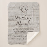 Cobertor Sherpa Carved Sweethearts Rustic to the Bridesmaid Cote<br><div class="desc">Madeira de passarinho russa talhada talhada com Cinza de Latido de árvore de passarinho branco e Design de de de passarinho branco, e um olhar patina afetuoso. Este design de madeira reivindicado apresenta as iniciais do casal gravadas na forma cardíaca dentro da árvore. Além disso, fontes chic country em tipografia...</div>