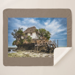 Cobertor Sherpa Casa pitoresca sobre um afloramento tropical de co