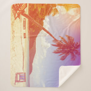 Cobertor Sherpa Cena de praia, coqueiro, cama de madeira.