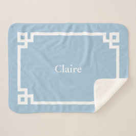 Cobertor Sherpa Céu Azul e Branco Monograma Chave Grega