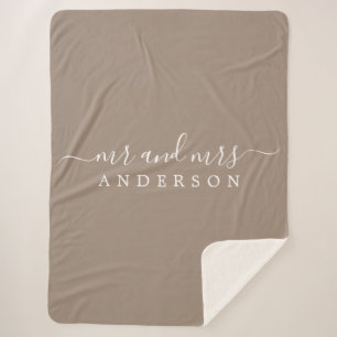 Cobertor Sherpa Chic Newlywn Sr. Taupe Monograma