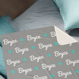 Cobertor Sherpa Cinza com nome repetitivo de estrelas azuis