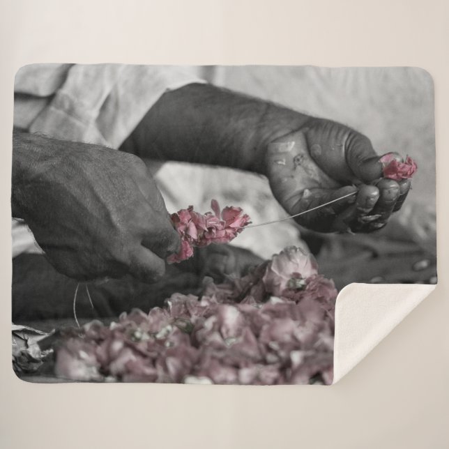Cobertor Sherpa Cinza e Flor Rosa nas Mãos (Frente (Horizontal))