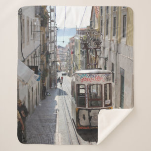 COBERTOR SHERPA CINZA NO CAMINHO DE FERRO AO LONGO DO EDIFÍCIO