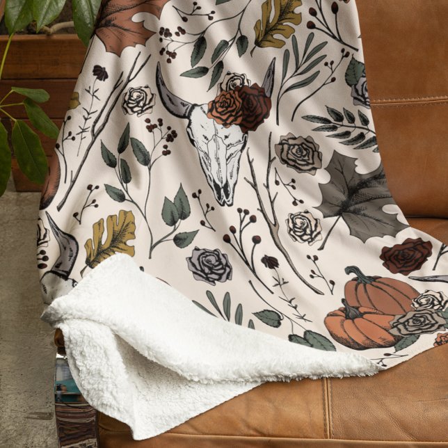 Cobertor Sherpa Colheita e Crânio de Vaca (Hand-Drawn Fall Harvest and Horns Pattern. Cow Skull, Roses, Pumpkins & Autumn Leaves. Cream.)