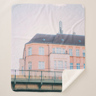 COBERTOR SHERPA CONSTRUÇÃO DE CONCRETOS BRANCOS E LARANJAS