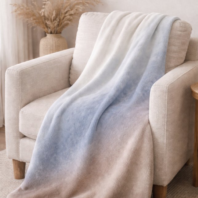 Cobertor Sherpa de Lavagem de Céu Silenciado (A soft sky wash of ivory, gray, and taupe brings layered calm to neutral living spaces)